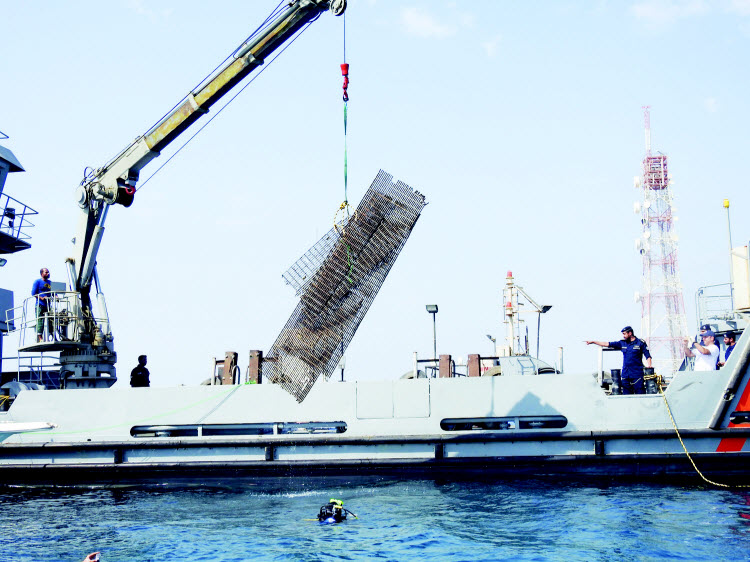 فريق الغوص يرفع ثلاثة أطنان من المخلفات الحديدية في جزيرة «قاروه» 